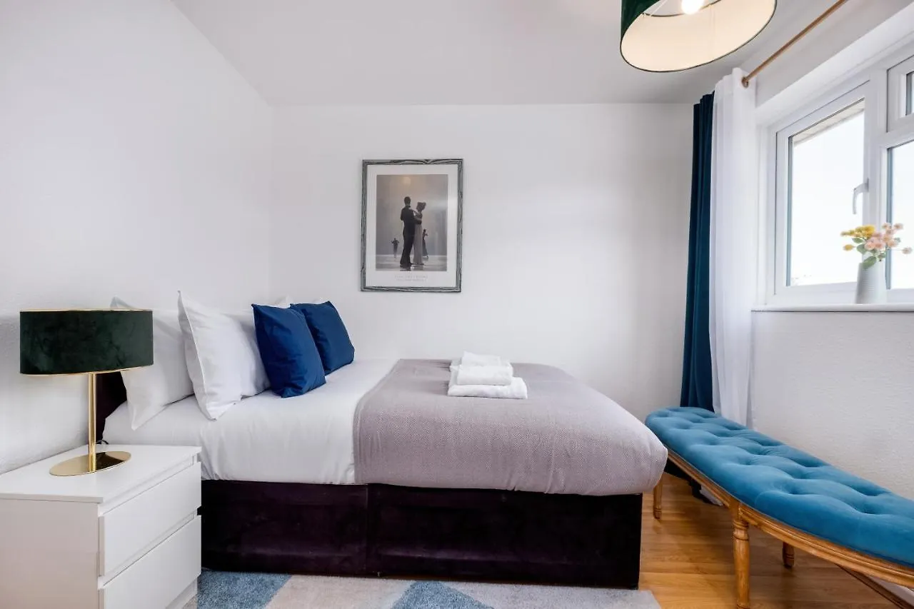 Apartment 4 Bedroom House With Parking & Garden By Cherry Inn Short Let'S & Services Accomodation Cambridge  United Kingdom