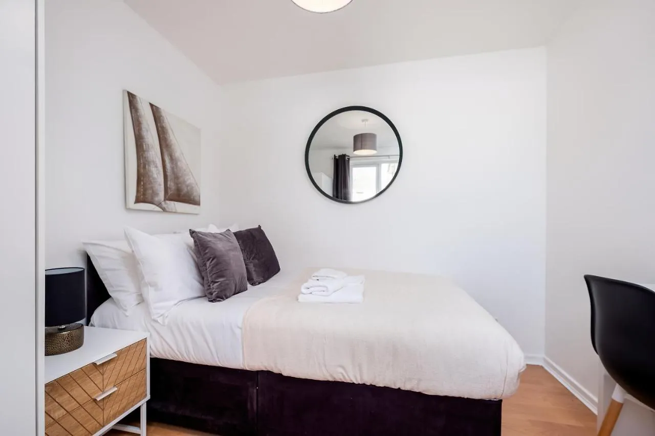 4 Bedroom House With Parking & Garden By Cherry Inn Short Let'S & Services Accomodation Cambridge  Apartment Cambridge (Cambridgeshire)