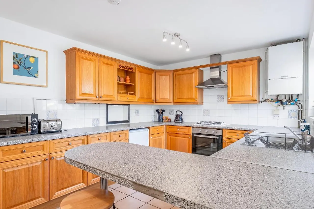 Apartment 4 Bedroom House With Parking & Garden By Cherry Inn Short Let'S & Services Accomodation Cambridge  United Kingdom