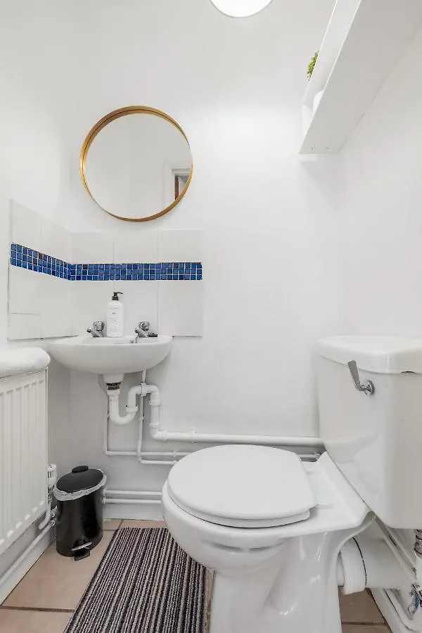 Apartment 4 Bedroom House With Parking & Garden By Cherry Inn Short Let'S & Services Accomodation Cambridge  United Kingdom