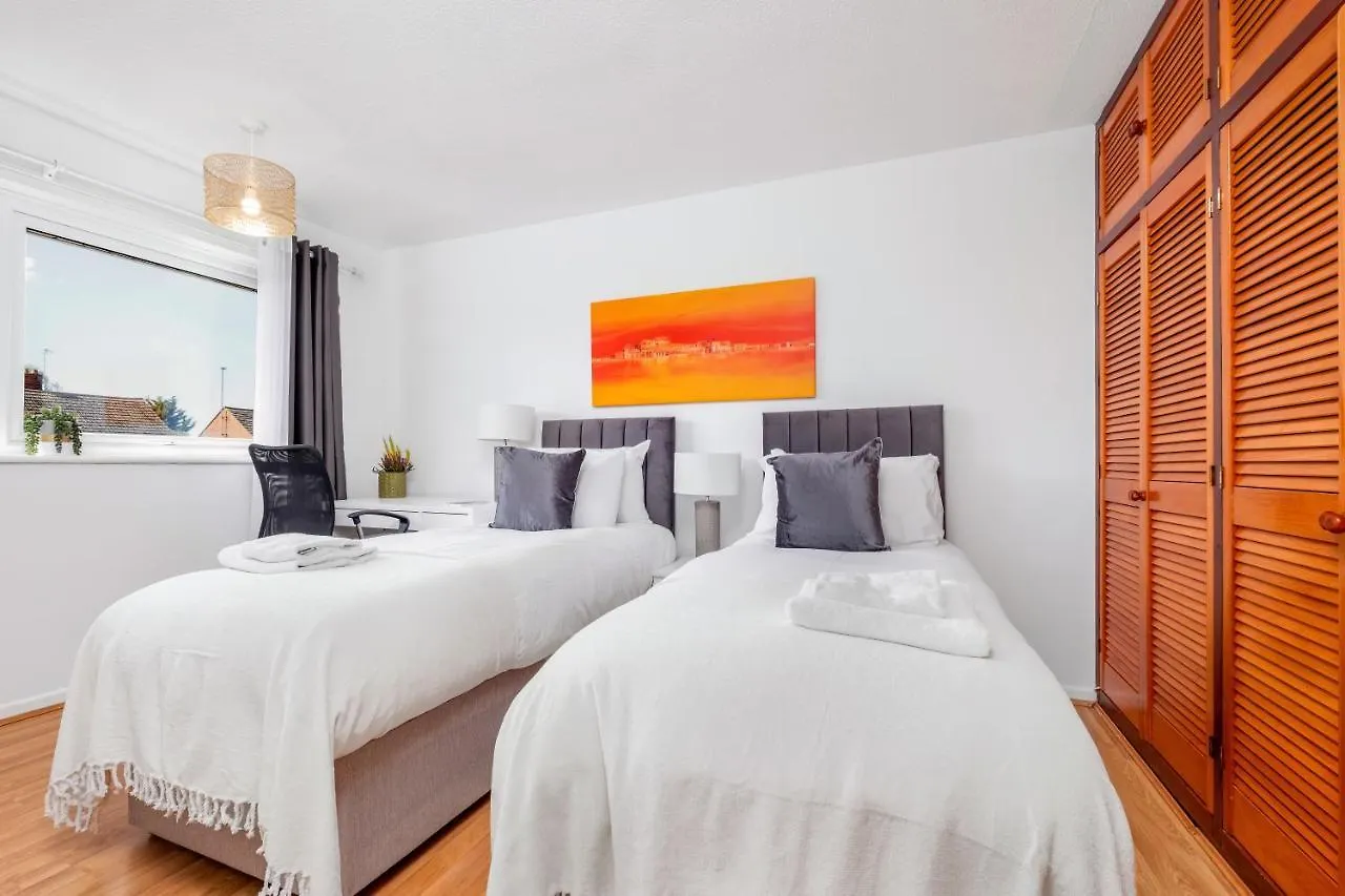4 Bedroom House With Parking & Garden By Cherry Inn Short Let'S & Services Accomodation Cambridge  Cambridge (Cambridgeshire)