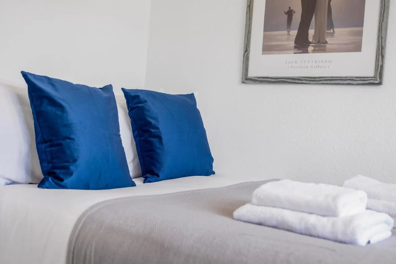 4 Bedroom House With Parking & Garden By Cherry Inn Short Let'S & Services Accomodation Cambridge  Apartment Cambridge (Cambridgeshire)