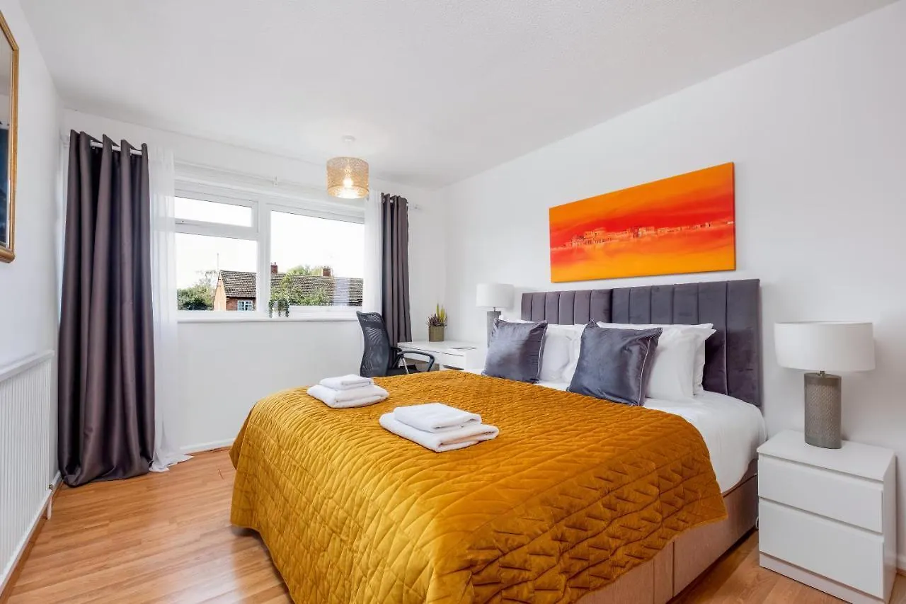 Apartment 4 Bedroom House With Parking & Garden By Cherry Inn Short Let'S & Services Accomodation Cambridge  United Kingdom