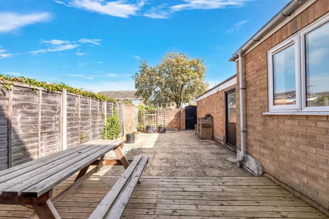 Apartment 4 Bedroom House With Parking & Garden By Cherry Inn Short Let'S & Services Accomodation Cambridge  United Kingdom