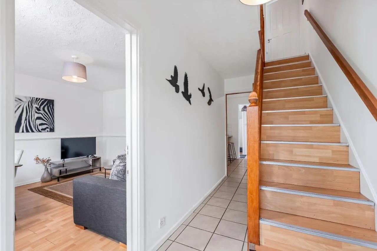 4 Bedroom House With Parking & Garden By Cherry Inn Short Let'S & Services Accomodation Cambridge  Cambridge (Cambridgeshire)