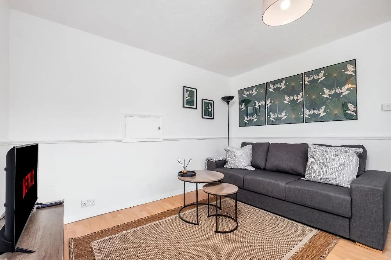 4 Bedroom House With Parking & Garden By Cherry Inn Short Let'S & Services Accomodation Cambridge  United Kingdom