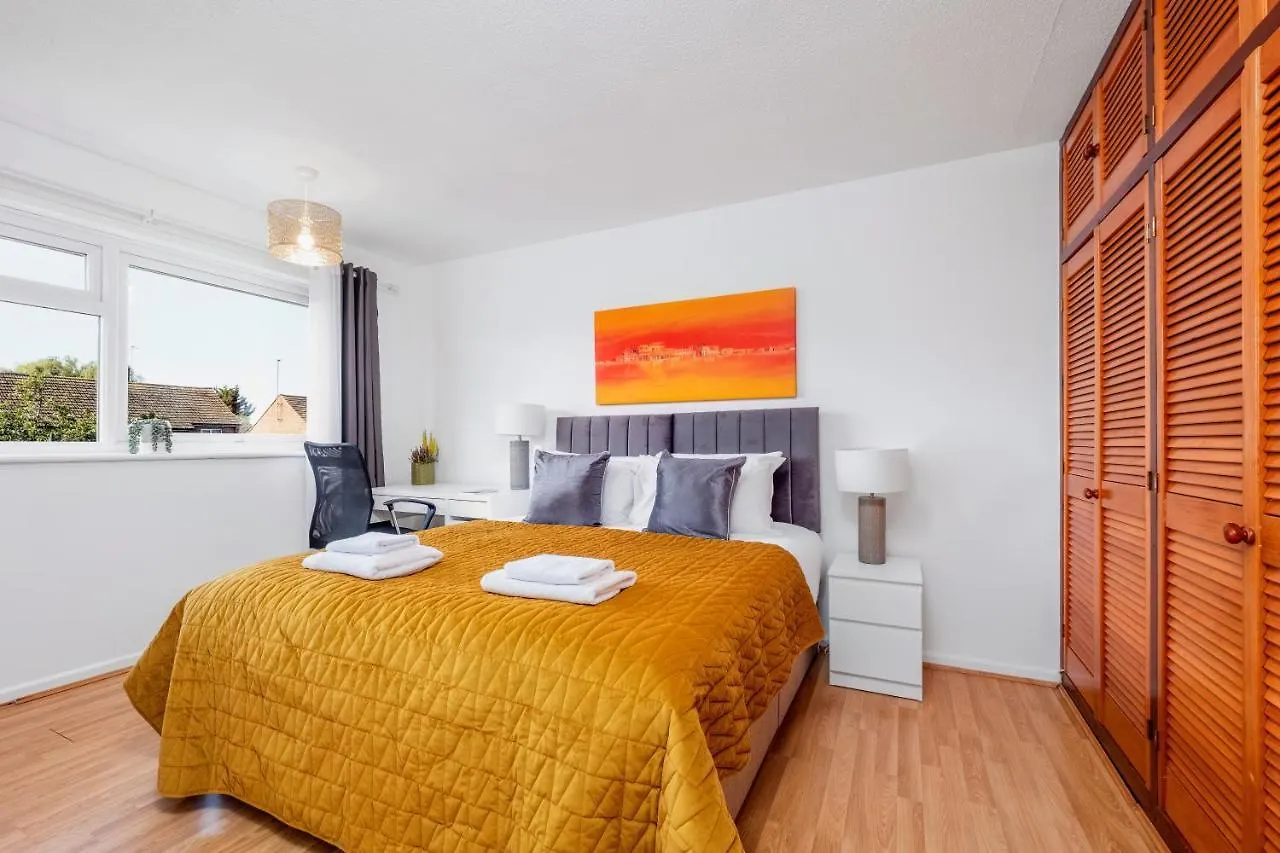 Apartment 4 Bedroom House With Parking & Garden By Cherry Inn Short Let'S & Services Accomodation Cambridge