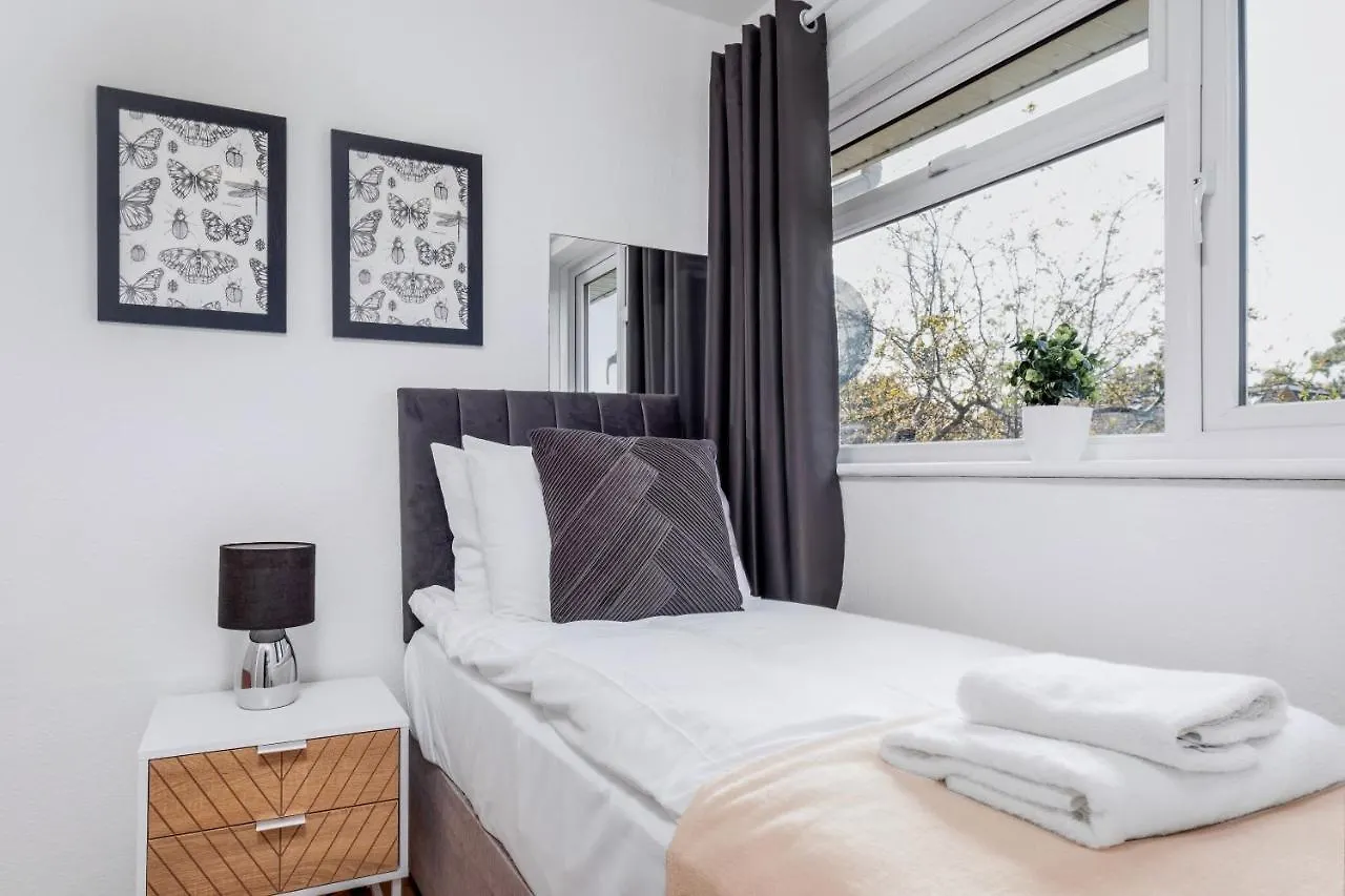 4 Bedroom House With Parking & Garden By Cherry Inn Short Let'S & Services Accomodation Cambridge  0*, Cambridge (Cambridgeshire) United Kingdom