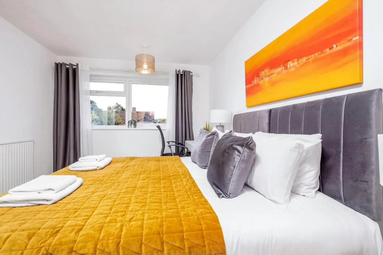 Apartment 4 Bedroom House With Parking & Garden By Cherry Inn Short Let'S & Services Accomodation Cambridge