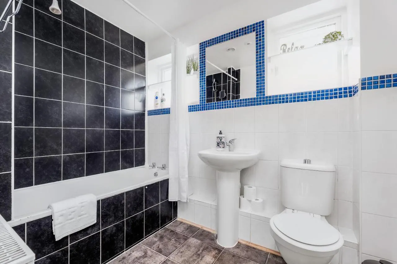 4 Bedroom House With Parking & Garden By Cherry Inn Short Let'S & Services Accomodation Cambridge  Apartment Cambridge (Cambridgeshire)