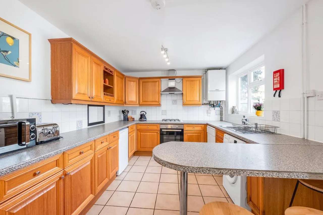 4 Bedroom House With Parking & Garden By Cherry Inn Short Let'S & Services Accomodation Cambridge  0*, Cambridge (Cambridgeshire)