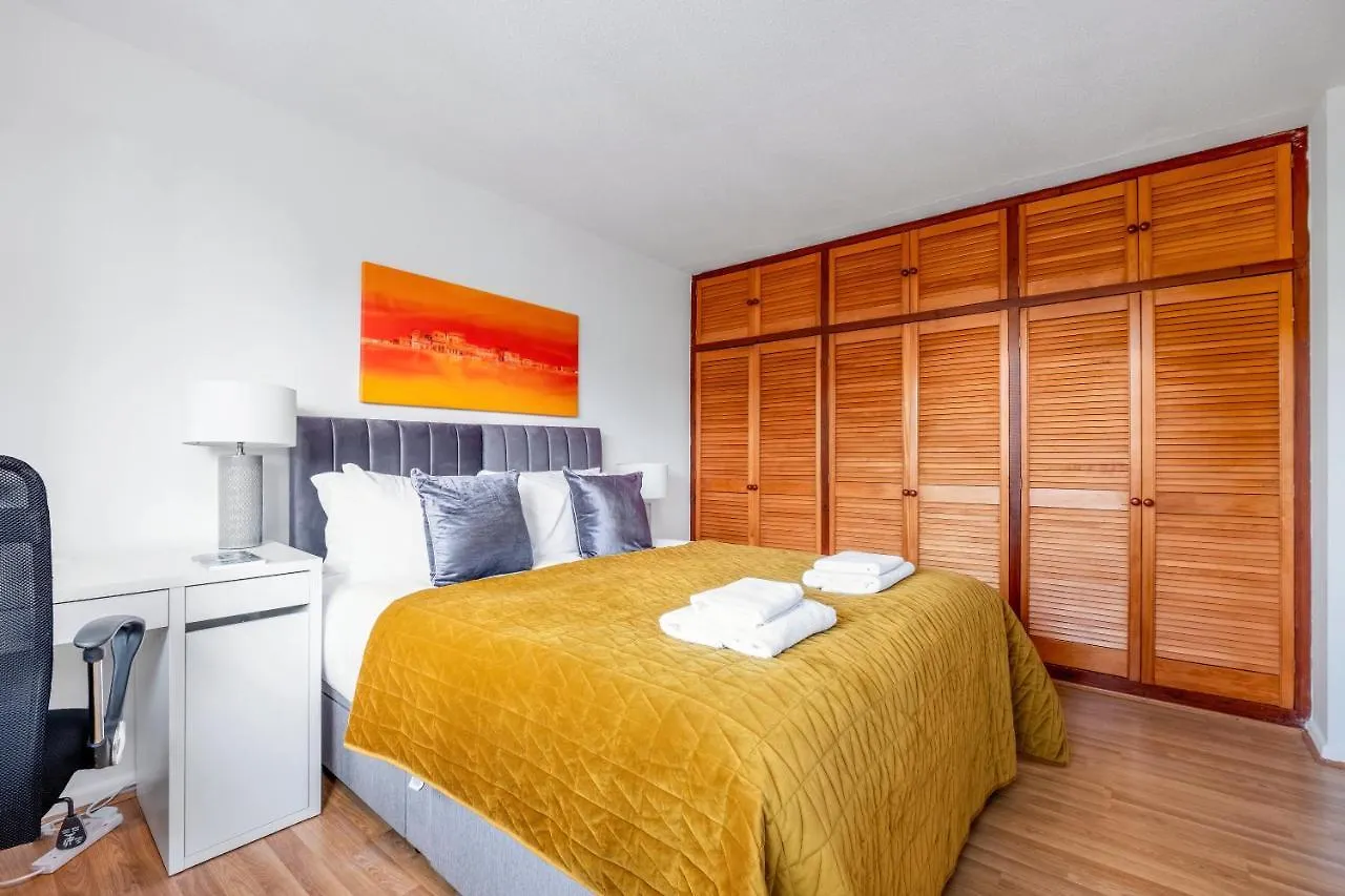 4 Bedroom House With Parking & Garden By Cherry Inn Short Let'S & Services Accomodation Cambridge  Apartment